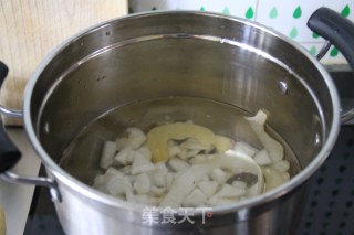 冰糖雪梨水的做法步骤：2