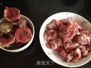 红菇养生系列之二——红菇小排汤的做法步骤：1