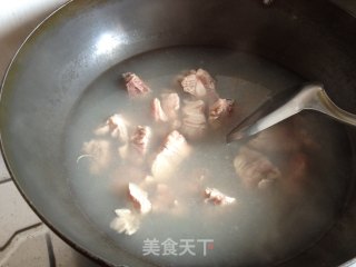 红菇养生系列之二——红菇小排汤的做法步骤：2