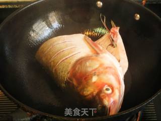酸菜粉皮炖鲢鱼头的做法步骤：2