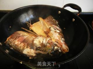 酸菜粉皮炖鲢鱼头的做法步骤：3