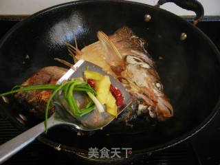 酸菜粉皮炖鲢鱼头的做法步骤：4