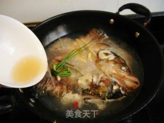 酸菜粉皮炖鲢鱼头的做法步骤：5