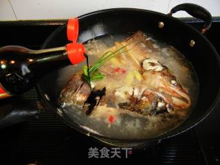 酸菜粉皮炖鲢鱼头的做法步骤：6
