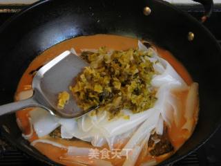 酸菜粉皮炖鲢鱼头的做法步骤：9