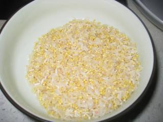 鲜莲瘦肉二米粥的做法步骤：2