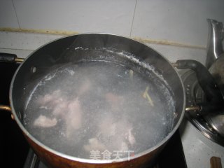 鲜莲瘦肉二米粥的做法步骤：4