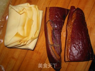 腊肉蒸豆腐皮的做法步骤：1