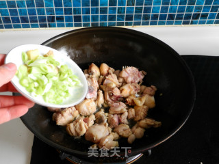鸡块焖饼的做法步骤：6