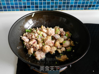鸡块焖饼的做法步骤：7
