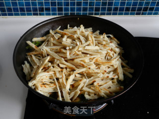 鸡块焖饼的做法步骤：12