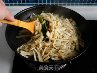 鸡块焖饼的做法步骤：14