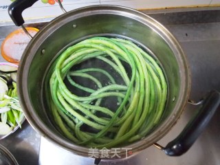 响油豇豆的做法步骤：1
