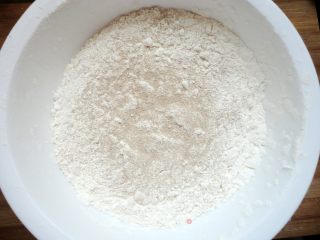 丁丁馅包子的做法步骤：1