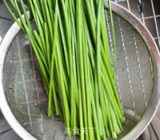 蛋炒韭菜苔的做法步骤：1