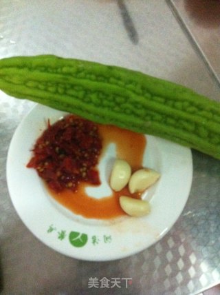 剁椒苦瓜的做法步骤：1