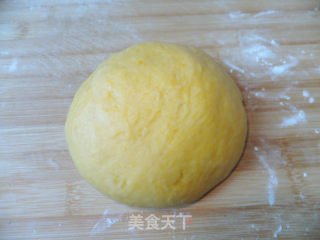 漂亮的南瓜豆沙月饼的做法步骤：3