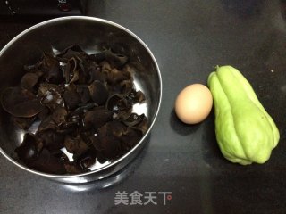 佛手木耳炒鸡蛋的做法步骤：1