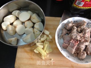 芋头炖小排的做法步骤：3