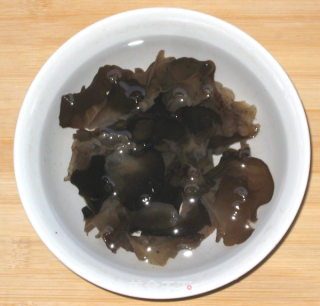 凉拌黑木耳的做法步骤：4