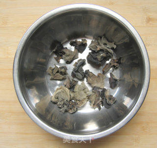 竹荪黑木耳炖鸡汤的做法步骤：1