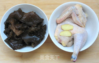 竹荪黑木耳炖鸡汤的做法步骤：3