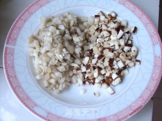 比肉更好吃——双菇炸酱面的做法步骤：1