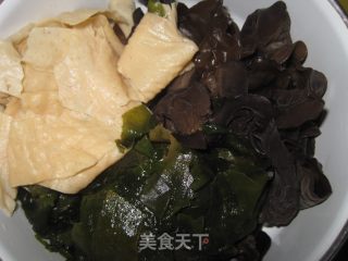 酸辣油泼饺子的做法步骤：1