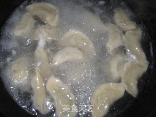 酸辣油泼饺子的做法步骤：2