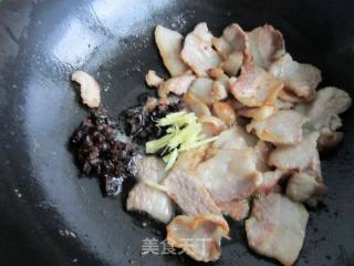 青萝卜干焖五花肉的做法步骤：7