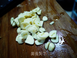 清炒西兰花的做法步骤：1