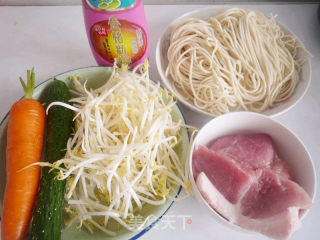 肉丁炸酱面的做法步骤：1