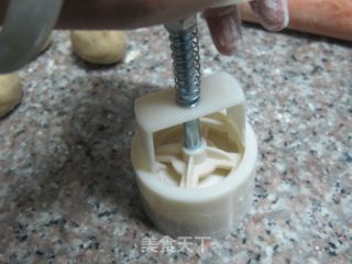 蛋黄白莲蓉月饼的做法步骤：10