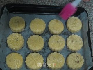 蛋黄白莲蓉月饼的做法步骤：12