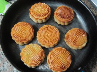 蛋黄白莲蓉月饼的做法步骤：13