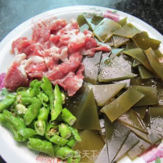海带炒肉片的做法步骤：1