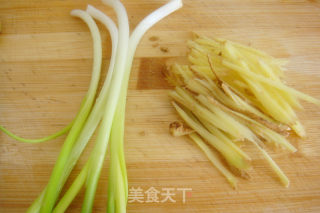 湖北家乡菜--清蒸武昌鱼的做法步骤：2