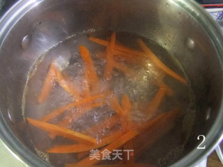 胡萝卜青椒炒海鲜菇的做法步骤：2