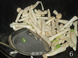 胡萝卜青椒炒海鲜菇的做法步骤：6