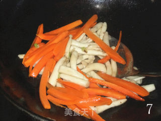 胡萝卜青椒炒海鲜菇的做法步骤：7