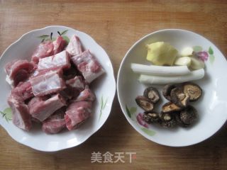 香菇烧排骨的做法步骤：1