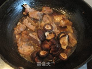 香菇烧排骨的做法步骤：10