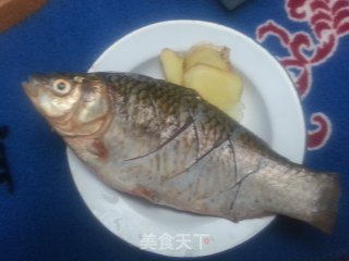 红烧鲫鱼的做法步骤：1