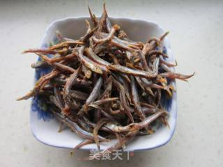 毛芹炒小青鱼的做法步骤：1