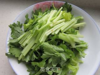毛芹炒小青鱼的做法步骤：2