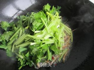 毛芹炒小青鱼的做法步骤：9