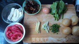 油面筋西红柿豆腐汤的做法步骤：1