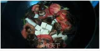 油面筋西红柿豆腐汤的做法步骤：2