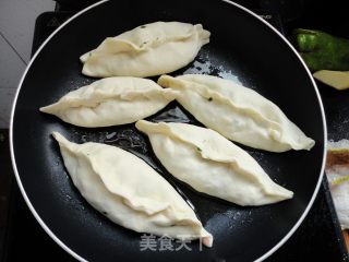 鸡蛋韭菜盒子的做法步骤：11