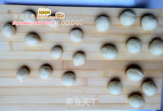 玫瑰园中的感觉——玫瑰鲜花月饼的做法步骤：5